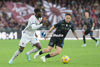 2023-11-04 - Boulaye Dia of US Salernitana 1919 competes for the ball with Piotr Zielinski of SSC Napoli during Serie A between US Salernitana 1919 vs SSC Napoli at Arechi Stadium - US SALERNITANA VS SSC NAPOLI - ITALIAN SERIE A - SOCCER