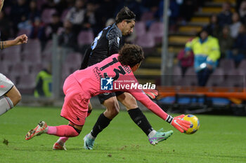 2023-11-04 - Giovanni Simeone of SSC Napoli competes for the ball with Guillermo Ochoa of US Salernitana 1919 during Serie A between US Salernitana 1919 vs SSC Napoli at Arechi Stadium - US SALERNITANA VS SSC NAPOLI - ITALIAN SERIE A - SOCCER