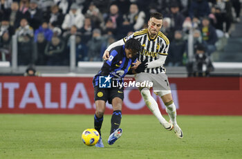2023-11-26 - Juan Cuadrado of Inter Milan and Filip Kostic of Juventus fighting for the ball during the Italian Serie A, football match between Juventus Fc and Fc Inter, on 26 November 2023 at Allianz Stadium, Turin, Italy. Photo Nderim Kaceli - JUVENTUS FC VS INTER - FC INTERNAZIONALE - ITALIAN SERIE A - SOCCER