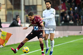 2023-11-25 - Flavius Daniliuc of US Salernitana 1919 competes for the ball with Felipe Anderson of SS Laziol during Serie A between US Salernitana 1919 vs SS Lazio at Arechi Stadium - US SALERNITANA VS SS LAZIO - ITALIAN SERIE A - SOCCER