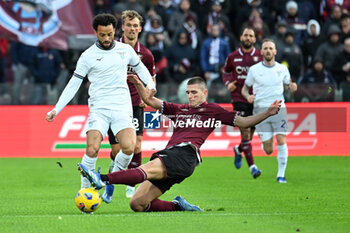 2023-11-25 - Felipe Anderson of SS Laziol competes for the ball with Lorenzo Pirola of US Salernitana 1919 during Serie A between US Salernitana 1919 vs SS Lazio at Arechi Stadium - US SALERNITANA VS SS LAZIO - ITALIAN SERIE A - SOCCER