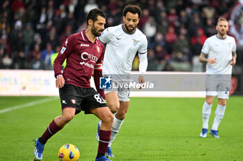 2023-11-25 - Antonio Candreva of US Salernitana 1919 competes for the ball with Felipe Anderson of SS Laziol during Serie A between US Salernitana 1919 vs SS Lazio at Arechi Stadium - US SALERNITANA VS SS LAZIO - ITALIAN SERIE A - SOCCER