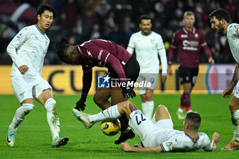 2023-11-25 - Lassana Coulibaly of US Salernitana 1919 competes for the ball with Adam Marusic of SS Lazio during Serie A between US Salernitana 1919 vs SS Lazio at Arechi Stadium - US SALERNITANA VS SS LAZIO - ITALIAN SERIE A - SOCCER