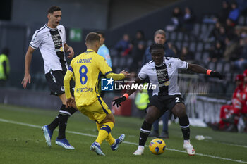 2023-12-03 - Festy Ebosele of Udinese FC battle for the ball with Darko Lazovic of Hellas Verona FC during Udinese Calcio vs Hellas Verona FC, 14° Serie A Tim 2023-24 game at Bluenergy Stadium - Stadio Friuli in Udine (UD), Italy, on Dicember 03, 2023. - UDINESE CALCIO VS HELLAS VERONA FC - ITALIAN SERIE A - SOCCER