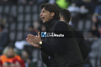 2023-12-03 - Gabriele Cioffi Head Coach of Udinese FC. claps the hand during Udinese Calcio vs Hellas Verona FC, 14° Serie A Tim 2023-24 game at Bluenergy Stadium - Stadio Friuli in Udine (UD), Italy, on Dicember 03, 2023. - UDINESE CALCIO VS HELLAS VERONA FC - ITALIAN SERIE A - SOCCER