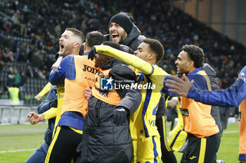2023-12-03 - Thomas Henry of Hellas Verona FC jubilates with team after scoring the goal during Udinese Calcio vs Hellas Verona FC, 14° Serie A Tim 2023-24 game at Bluenergy Stadium - Stadio Friuli in Udine (UD), Italy, on Dicember 03, 2023. - UDINESE CALCIO VS HELLAS VERONA FC - ITALIAN SERIE A - SOCCER