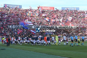 2023-12-23 - Teams enter into the playing field - BOLOGNA FC VS ATALANTA BC - ITALIAN SERIE A - SOCCER