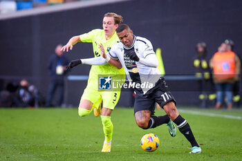 2023-12-17 - Udinese's Silva Souza Walace in action against Sassuolo's Marcus Pedersen - UDINESE CALCIO VS US SASSUOLO - ITALIAN SERIE A - SOCCER