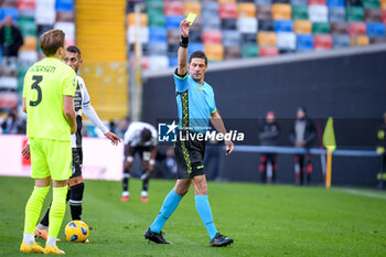 2023-12-17 - The referee of the match Gianluca Manganiello shows yellow card to Sassuolo's Marcus Pedersen - UDINESE CALCIO VS US SASSUOLO - ITALIAN SERIE A - SOCCER