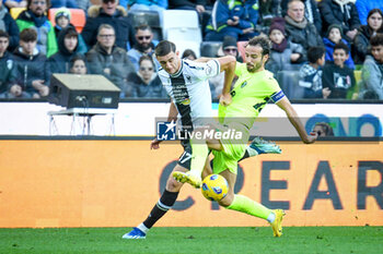 2023-12-17 - Udinese's Lorenzo Lucca hindered by Sassuolo's Gian Marco Ferrari - UDINESE CALCIO VS US SASSUOLO - ITALIAN SERIE A - SOCCER