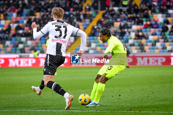 2023-12-17 - Sassuolo's Armand Lauriente' in action against Udinese's Thomas Kristensen - UDINESE CALCIO VS US SASSUOLO - ITALIAN SERIE A - SOCCER
