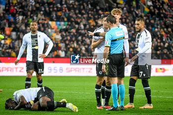 2023-12-17 - Udinese players protest with the referee of the match Gianluca Manganiello - UDINESE CALCIO VS US SASSUOLO - ITALIAN SERIE A - SOCCER