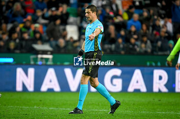 2023-12-17 - The referee of the match Gianluca Manganiello concedes the penalty kick to Sassuolo - UDINESE CALCIO VS US SASSUOLO - ITALIAN SERIE A - SOCCER
