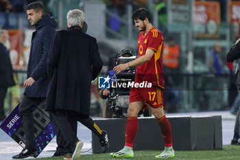 2023-12-10 - Sardar Azmoun of Roma leaves the pitch after being injured during the Italian championship Serie A football match between AS Roma and ACF Fiorentina on December 10, 2023 at Stadio Olimpico in Rome, Italy - FOOTBALL - ITALIAN CHAMP - ROMA V FIORENTINA - ITALIAN SERIE A - SOCCER
