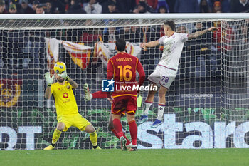 2023-12-10 - Rui Patricio goalkeeper of Roma saves Lucas Quarta's header during the Italian championship Serie A football match between AS Roma and ACF Fiorentina on December 10, 2023 at Stadio Olimpico in Rome, Italy - FOOTBALL - ITALIAN CHAMP - ROMA V FIORENTINA - ITALIAN SERIE A - SOCCER