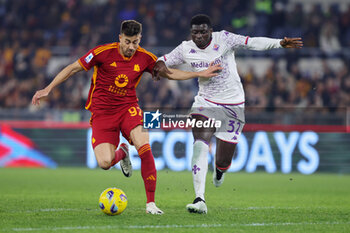 2023-12-10 - Stephan El Shaarawy of Roma vies for the ball with Alfred Duncan of Fiorentina during the Italian championship Serie A football match between AS Roma and ACF Fiorentina on December 10, 2023 at Stadio Olimpico in Rome, Italy - FOOTBALL - ITALIAN CHAMP - ROMA V FIORENTINA - ITALIAN SERIE A - SOCCER