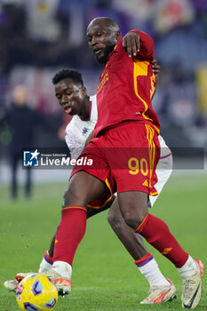 2023-12-10 - Michael Kayode of Fiorentina vies for the ball with Romelu Lukaku of Roma during the Italian championship Serie A football match between AS Roma and ACF Fiorentina on December 10, 2023 at Stadio Olimpico in Rome, Italy - FOOTBALL - ITALIAN CHAMP - ROMA V FIORENTINA - ITALIAN SERIE A - SOCCER