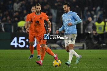 2023-12-17 - Henrikh Mkhitaryan of F.C. Inter and Pedro of S.S. Lazio during the 16th day of the Serie A Championship between S.S. Lazio - F.C. Inter, 17 December 2023 at the Olympic Stadium in Rome. - SS LAZIO VS INTER - FC INTERNAZIONALE - ITALIAN SERIE A - SOCCER