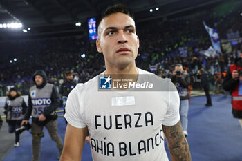 2023-12-17 - Lautaro Martinez of Internazionale shows the jersey with the inscription "Fuerza Ahia Blanca" "Fuerza Ahia Blanca" during the Italian championship Serie A football match between SS Lazio and FC Internazionale on December 17, 2023 at Stadio Olimpico in Rome, Italy - FOOTBALL - ITALIAN CHAMP - LAZIO V INTERNAZIONALE - ITALIAN SERIE A - SOCCER