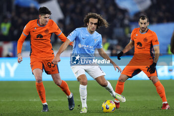 2023-12-17 - Matteo Guendouzi of Lazio vies for the ball with Alessandro Bastoni of Internazionale during the Italian championship Serie A football match between SS Lazio and FC Internazionale on December 17, 2023 at Stadio Olimpico in Rome, Italy - FOOTBALL - ITALIAN CHAMP - LAZIO V INTERNAZIONALE - ITALIAN SERIE A - SOCCER