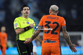 2023-12-17 - The referee Fabio Maresca and Federico Dimarco of Internazionale talk each other during the Italian championship Serie A football match between SS Lazio and FC Internazionale on December 17, 2023 at Stadio Olimpico in Rome, Italy - FOOTBALL - ITALIAN CHAMP - LAZIO V INTERNAZIONALE - ITALIAN SERIE A - SOCCER