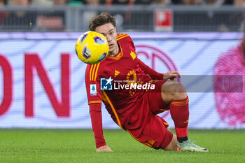 2023-12-23 - Nicola Zalewski of Roma in action during the Italian championship Serie A football match between AS Roma and SSC Napoli on December 23, 2023 at Stadio Olimpico in Rome, Italy - FOOTBALL - ITALIAN CHAMP - ROMA V NAPOLI - ITALIAN SERIE A - SOCCER