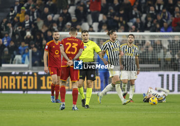 2023-12-30 - Refree speaking with Gianluca Mancini of As Roma during the Italian Serie A, football match between Juventus Fc and As Roma on 30 December 2023 at Allianz Stadium, Turin, Italy. Photo Nderim Kaceli - JUVENTUS FC VS AS ROMA - ITALIAN SERIE A - SOCCER