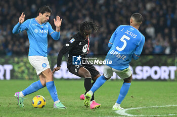 2023-12-29 - Warren Bondo of AC Monza competes for the ball with Giovanni Simeone of SSC Napoli during Serie A between SSC Napoli vs AC Monza at Diego Armando Maradona Stadium - SSC NAPOLI VS AC MONZA - ITALIAN SERIE A - SOCCER