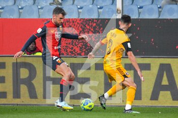 2023-01-28 - Genoa's Kevin Strootman fights for the ball against Pisa's Marius Marin - GENOA CFC VS AC PISA - ITALIAN SERIE B - SOCCER