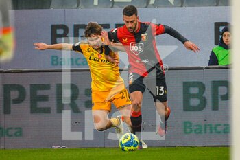 2023-01-28 - Genoa's Mattia Bani fights for the ball against Pisa's Matteo Tramoni - GENOA CFC VS AC PISA - ITALIAN SERIE B - SOCCER