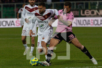 2023-02-05 - Menez Jeremy Reggina hindered by Saric Fabio Palermo - PALERMO FC VS REGGINA 1914 - ITALIAN SERIE B - SOCCER