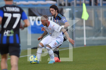 2023-02-04 - Mirko  Carretta (Sudtirol) thwarted by Tomas Esteves (Pisa) - AC PISA VS FC SUDTIROL - ITALIAN SERIE B - SOCCER
