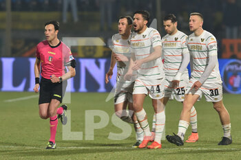 2023-02-17 - Players of Venezia protests to The referee Daniele Paterna - AC PISA VS VENEZIA FC - ITALIAN SERIE B - SOCCER