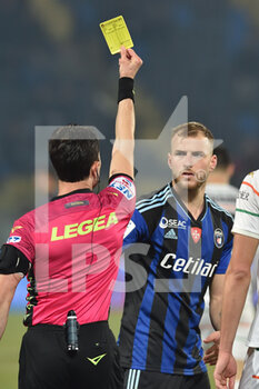 2023-02-17 - The referee Daniele Paterna shows yellow card to Giuseppe Sibilli (Pisa) - AC PISA VS VENEZIA FC - ITALIAN SERIE B - SOCCER