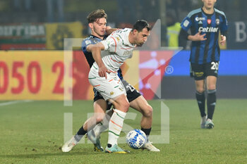 2023-02-17 - Mato Jajalo (Venezia) and Matteo Tramoni (Pisa) fight for the ball - AC PISA VS VENEZIA FC - ITALIAN SERIE B - SOCCER