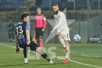 2023-02-17 - Francesco  Zampano (Venezia) in action thwarted by Arturo Calabresi (Pisa) - AC PISA VS VENEZIA FC - ITALIAN SERIE B - SOCCER