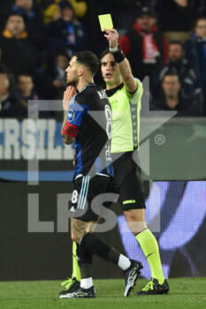 2023-02-24 - The referee Alberto Santoro shows yellow card to Marius Marin (Pisa) - AC PISA VS AC PERUGIA - ITALIAN SERIE B - SOCCER