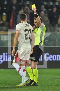 2023-02-24 - The referee Alberto Santoro shows yellow card to Marcos  Curado (Perugia) - AC PISA VS AC PERUGIA - ITALIAN SERIE B - SOCCER