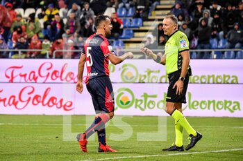 2023-03-01 - Marco Mancosu of Cagliari Calcio, Paolo Valeri, Arbitro, Referee - CAGLIARI CALCIO VS GENOA CFC - ITALIAN SERIE B - SOCCER