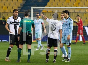 2023-02-28 - Franco Vazquez(Parma) discussing with the referee, Bernabe Adrian(Parma) and Barba Federico(Pisa) - PARMA CALCIO VS AC PISA - ITALIAN SERIE B - SOCCER