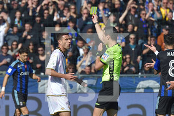 2023-03-04 - The referee Ivano Pezzuto shoes yellow card to Valerio Verre (Palermo) - AC PISA VS PALERMO FC - ITALIAN SERIE B - SOCCER