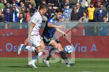 2023-03-04 - Pietro Beruatto (Pisa) thwarted by Dario  Saric (Palermo) - AC PISA VS PALERMO FC - ITALIAN SERIE B - SOCCER