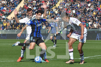 2023-03-04 - Giuseppe Mastinu (Pisa) thwarted by Giuseppe Aurelio (Palermo) - AC PISA VS PALERMO FC - ITALIAN SERIE B - SOCCER