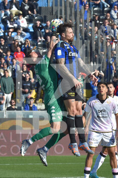 2023-03-04 - Mirko  Pigliacelli (Palermo) saves on Ettore Gliozzi (Pisa) - AC PISA VS PALERMO FC - ITALIAN SERIE B - SOCCER