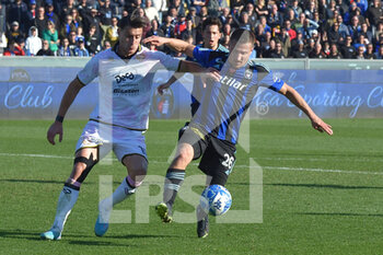 2023-03-04 - Gaetano Masucci (Pisa) thwarted by Ionut  Nedelcearu (Palermo) - AC PISA VS PALERMO FC - ITALIAN SERIE B - SOCCER