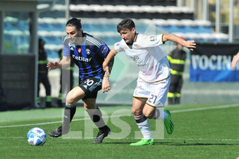 2023-03-04 - Ernesto Torregrossa (Pisa) thwarted by Samuele  Damiani (Palermo) - AC PISA VS PALERMO FC - ITALIAN SERIE B - SOCCER
