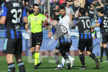 2023-03-04 - Players of Pisa protests to The referee Ivano Pezzuto - AC PISA VS PALERMO FC - ITALIAN SERIE B - SOCCER