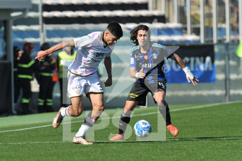 2023-03-04 - Giuseppe Aurelio (Palermo) thwarted by Tomas Esteves (Pisa) - AC PISA VS PALERMO FC - ITALIAN SERIE B - SOCCER