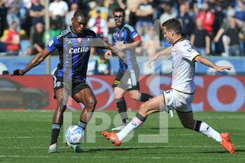 2023-03-04 - Idrissa Toure' (Pisa) thwarted by Valerio Verre (Palermo) - AC PISA VS PALERMO FC - ITALIAN SERIE B - SOCCER