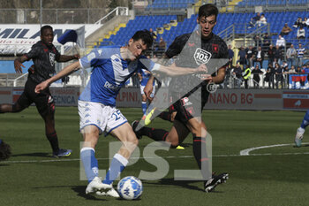18/03/2023 - Dimitri Bisoli of Brescia FC kick the ball  during Brescia FC vs Genoa CFC, 30° Serie BKT 2022-23 game at Mario Rigamonti stadium in Brescia, Italy, on March 18, 2023. - BRESCIA CALCIO VS GENOA CFC - SERIE B - CALCIO